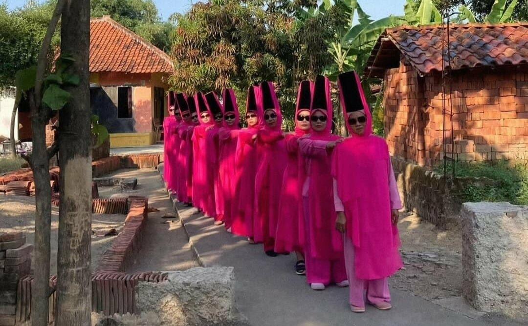 Mother Bank, Girlband Emak-emak Asal Majalengka yang Berpenampilan Nyentrik!