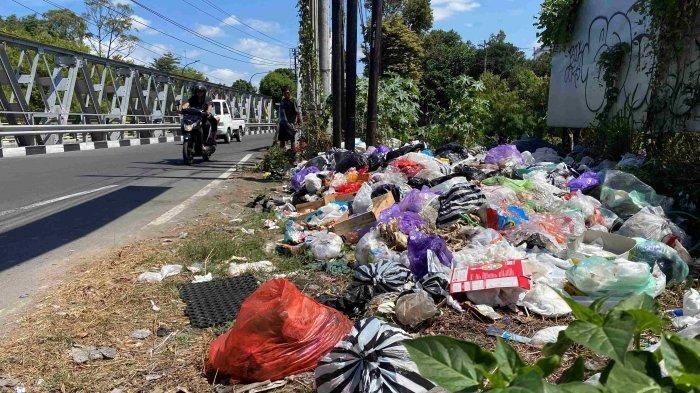 Imbas Penutupan TPA Piyungan, Lautan Sampah Muncul di Ujung Jembatan Gembira Loka Zoo