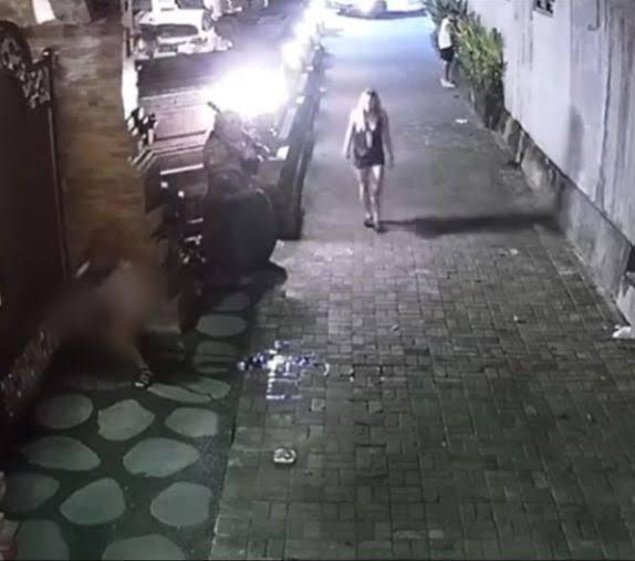 Lurah Risih 2 Bule Perempuan Terekam Kencing Depan Rumah Warga Bali