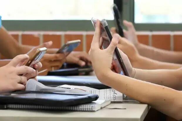 UNESCO Larang Siswa Bawa Handphone ke Sekolah Karena Ganggu Pembelajaran! Setuju Gak?