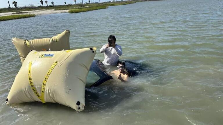 Akibat Kelalaian Pengemudi, Corvette C8 Stingray Nyemplung ke Laut