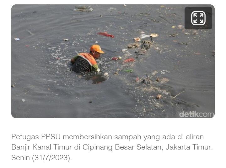 Aksi PPSU Nyebur Bersihkan Aliran BKT