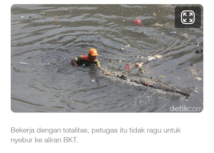 Aksi PPSU Nyebur Bersihkan Aliran BKT