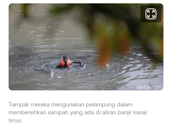 Aksi PPSU Nyebur Bersihkan Aliran BKT