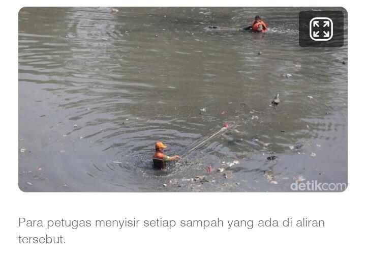 Aksi PPSU Nyebur Bersihkan Aliran BKT