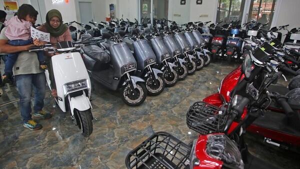 Jokowi Evaluasi Insentif Motor Listrik, Semua Orang Bisa Dapat Subsidi Rp 7 Juta