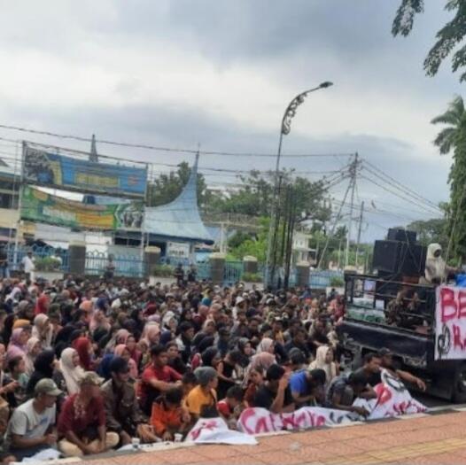 Berhujan-hujan Demo, Warga Air Bangis Kecewa tak Ditemui Gubernur