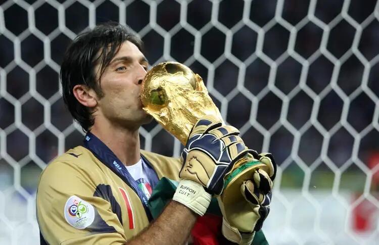 Gianluigi Buffon Akhirnya Resmi Pensiun, Apa Kenangan Paling Berkesan dengannya Gan?