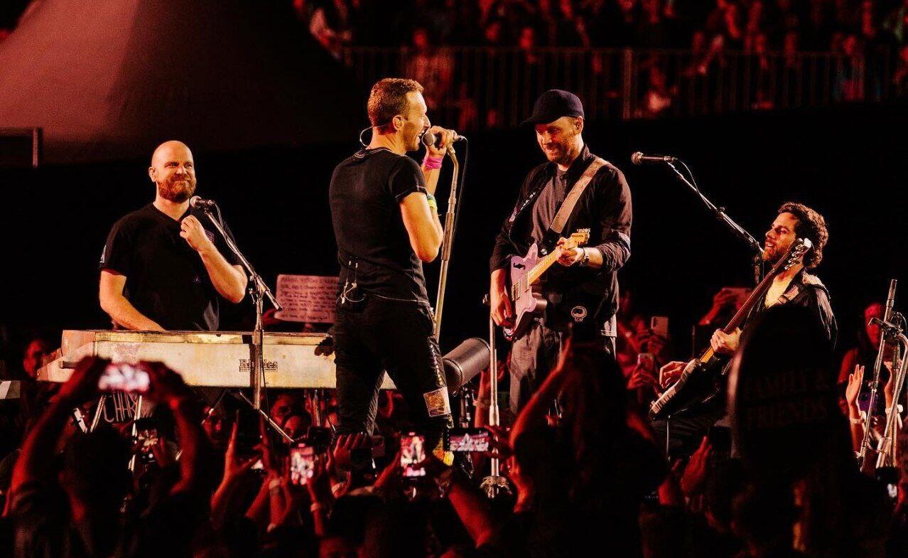 Kalian suka Coldplay? intip makna dibalik lagu ikonik Coldplay "Fix You".