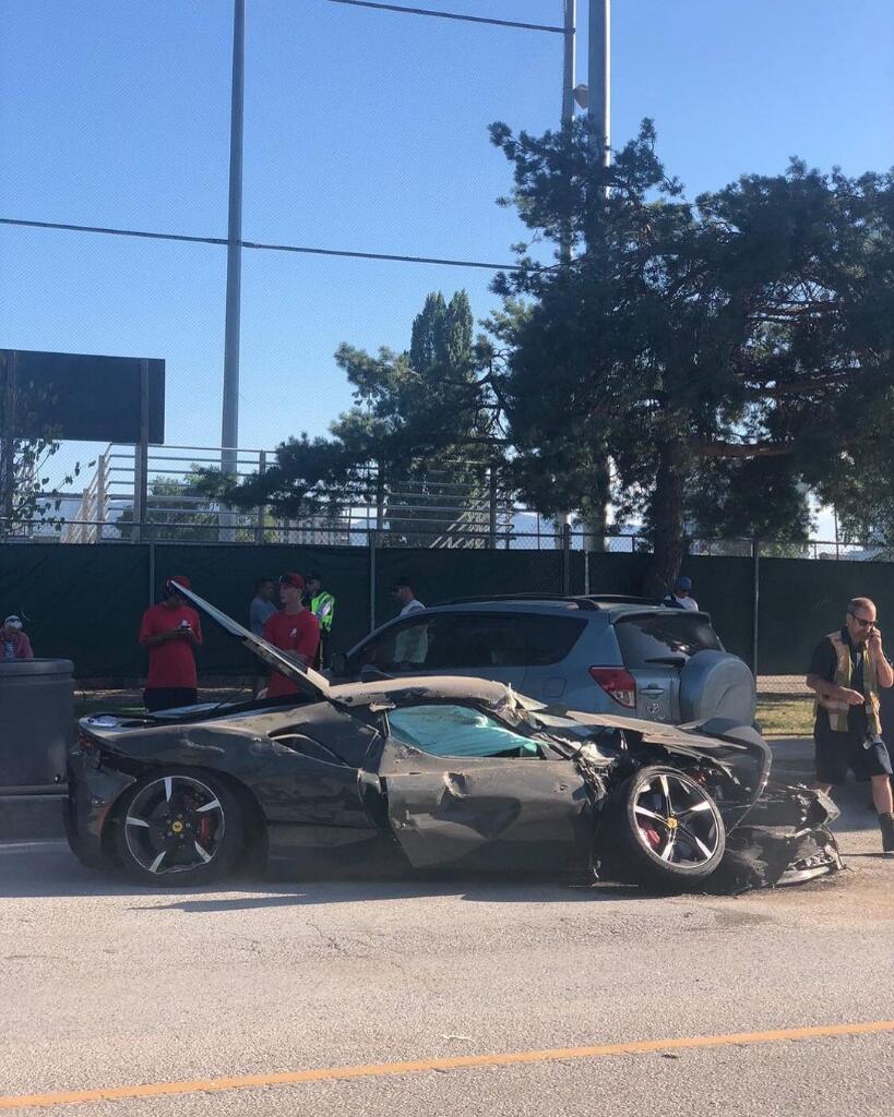 Ferrari SF90 Ambyar Setelah Menabrak Tiga Mobil yang Diparkir