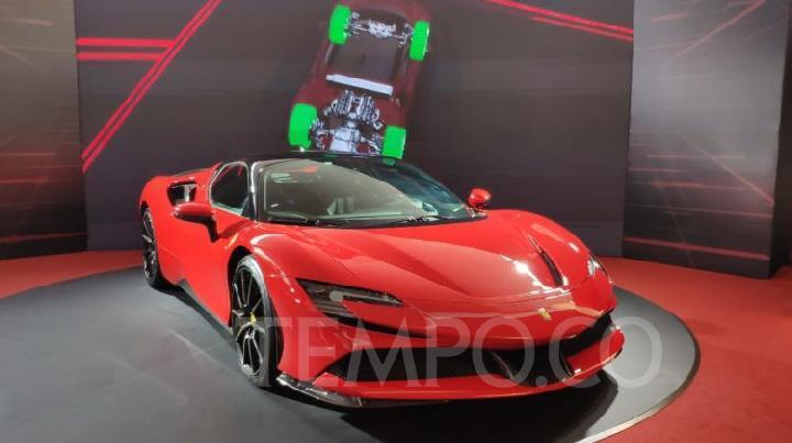 Ferrari SF90 Ambyar Setelah Menabrak Tiga Mobil yang Diparkir