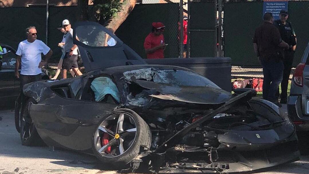 Ferrari SF90 Ambyar Setelah Menabrak Tiga Mobil yang Diparkir