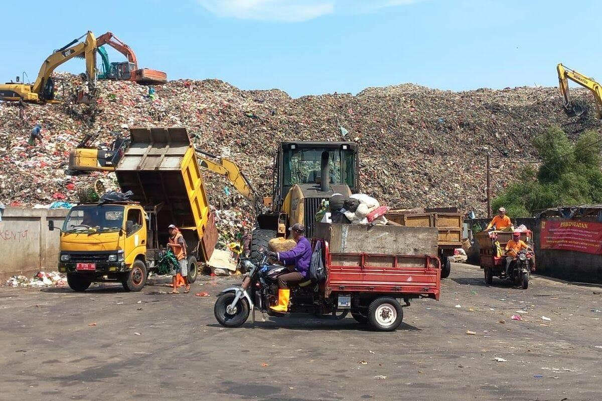 Geger Sampah Beterbangan di Langit Depok, Ternyata Begini Asal Muasalnya!