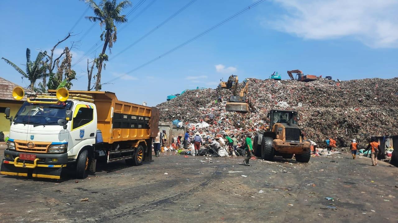 Geger Sampah Beterbangan di Langit Depok, Ternyata Begini Asal Muasalnya!