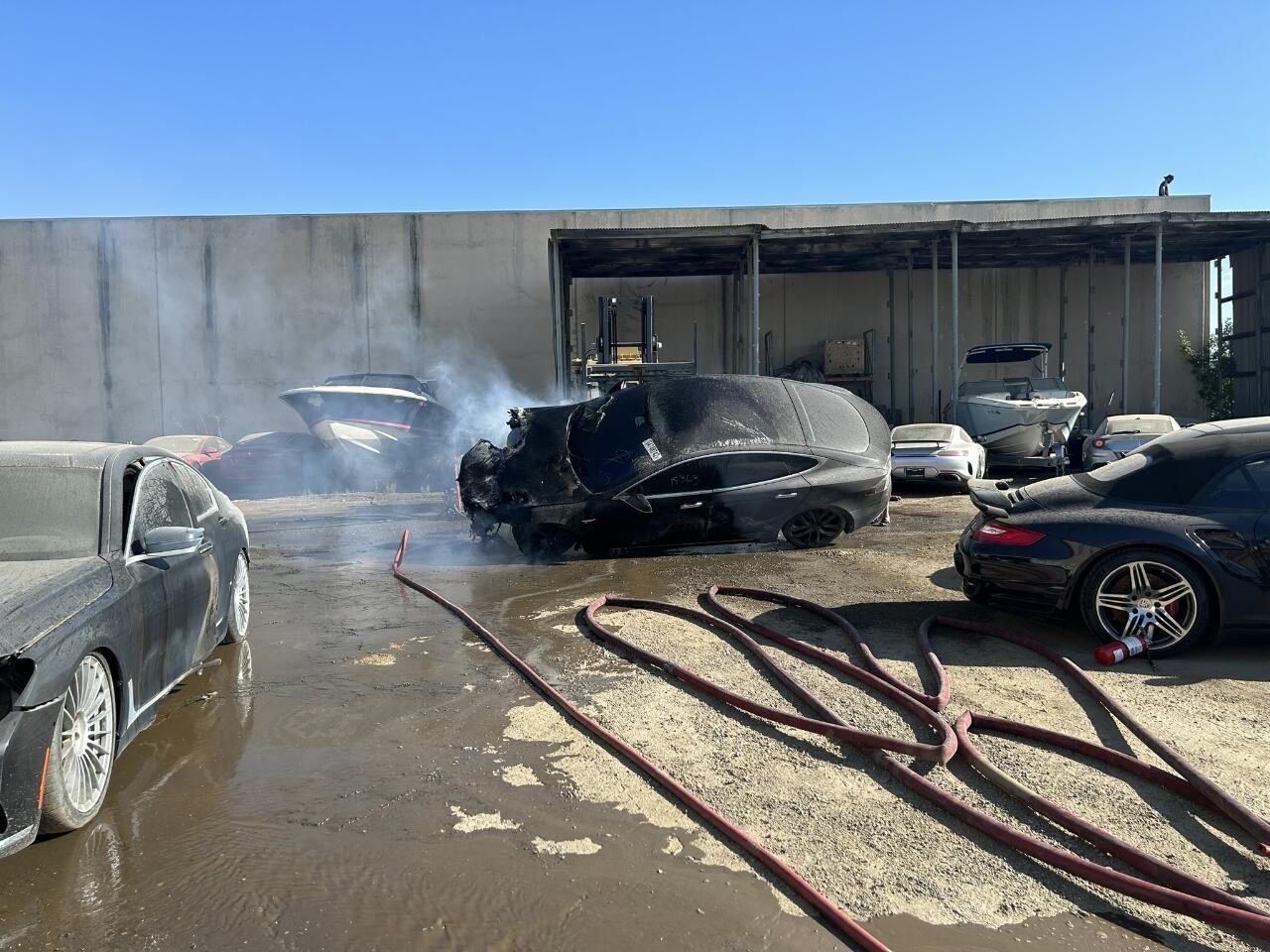 Tesla Model S Terbakar Lagi, Petugas Pemadam Kebakaran Kembali Dibuat Kerepotan