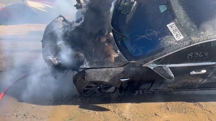 Tesla Model S Terbakar Lagi, Petugas Pemadam Kebakaran Kembali Dibuat Kerepotan