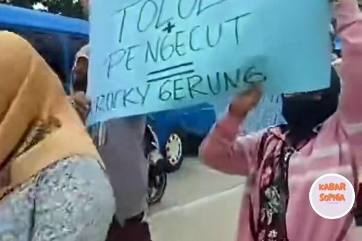 Nah Loh Ketahuan! Massa yang Gelar Aksi Demo di Rumah Rocky Gerung Dibayar Rp100.000