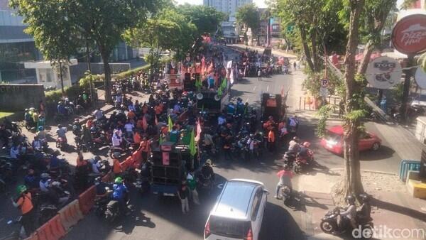 Pendemo Berhenti dan Bikin Macet Surabaya, Pengguna Jalan Perang Klakson

