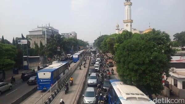 

Besi Gorong-gorong Mampang Dimaling Berujung Macet Panjang

