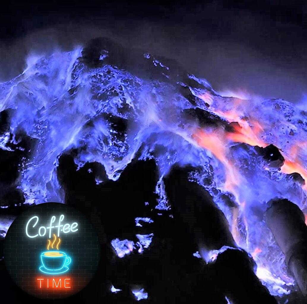 From Blue Fire to Green Savannah: Hiking Menyusuri Kawah Ijen dan Kawah Wurung