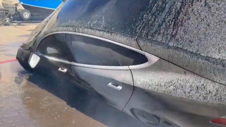Tesla Model S Terbakar Lagi, Petugas Pemadam Kebakaran Kembali Dibuat Kerepotan