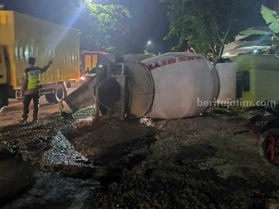 Kecelakaan di Bojonegoro antara Truk Molen Vs Ayla Diduga Pengaruh Alkohol