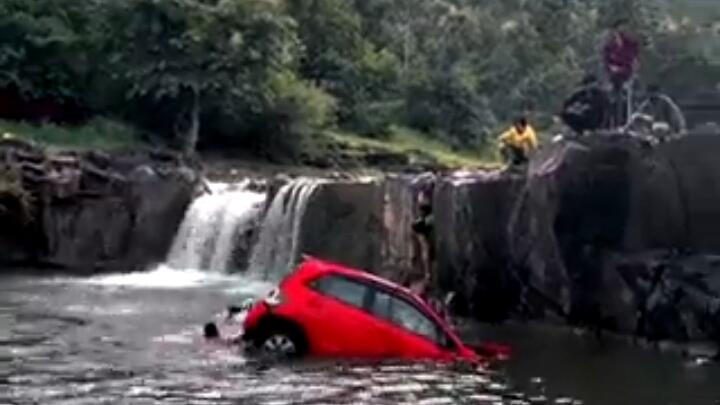 Honda Brio Nyemplung ke Sungai Karena Lupa Tarik Rem Tangan