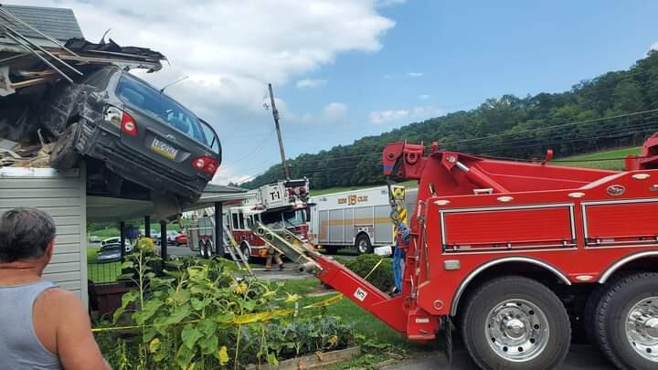 Toyota Corolla Nyangsang di Atap Rumah, Bikin Warga dan Polisi Pennsylvania Bingung