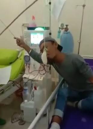 Sambil Cuci Darah, Pasien Rumah Sakit Tetap Ikut Lomba Makan Kerupuk di Atas Kasur