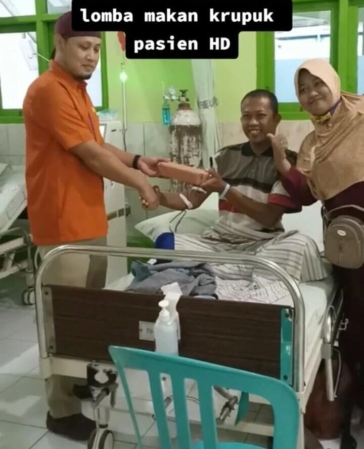 Sambil Cuci Darah, Pasien Rumah Sakit Tetap Ikut Lomba Makan Kerupuk di Atas Kasur