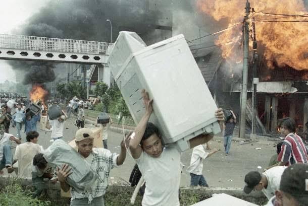 Ternyata Mental Maling Sudah Ada Dari Lapisan Bawah, Truk Bawang Dijarah Massa Warga!