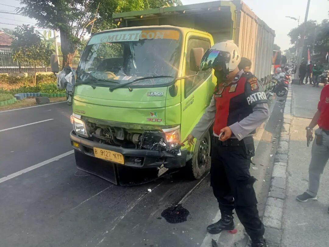 Tujuh Pemotor yang Diduga Lawan Arah Menabrak Truk Bermuatan Bata di Lenteng Agung