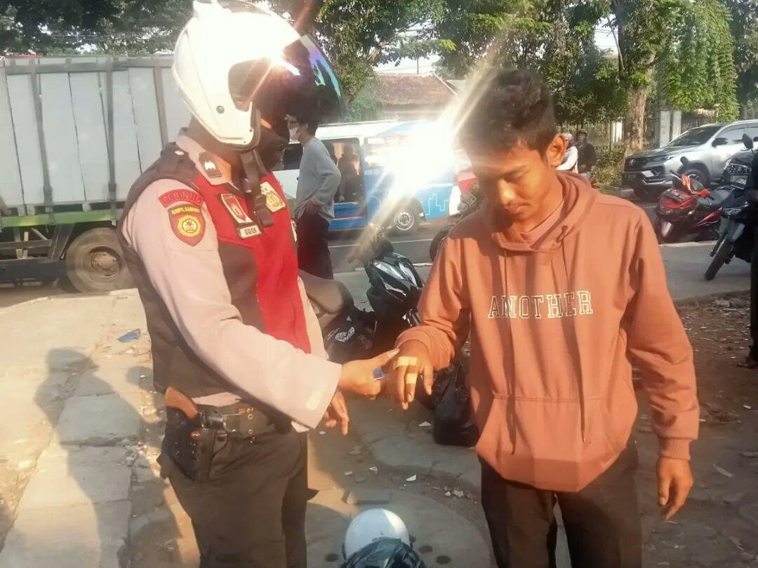Tujuh Pemotor yang Diduga Lawan Arah Menabrak Truk Bermuatan Bata di Lenteng Agung