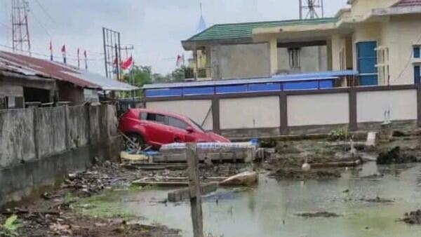 Mobil PDIP Seruduk Pagar-Masuk Kuburan di Meranti
