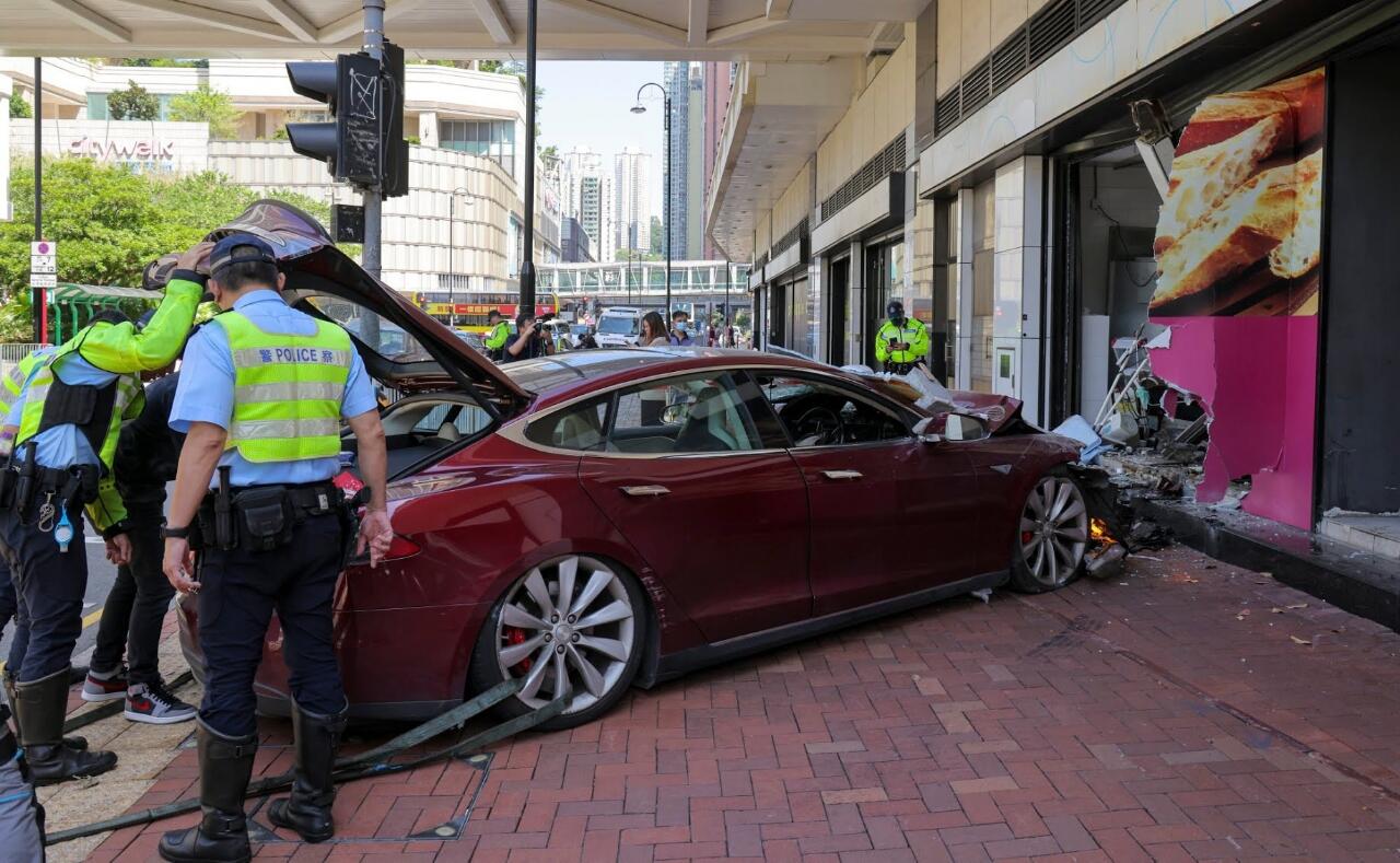 Tesla Model S Tabrak Toko Roti di Hong Kong, Pengemudi dan Karyawan Toko Luka Ringan