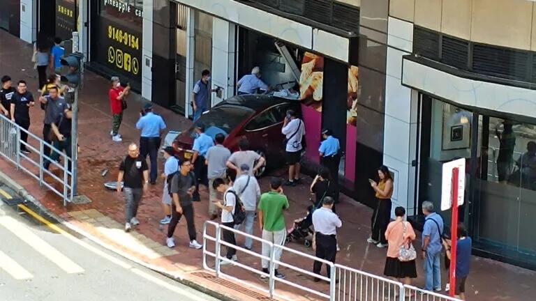 Tesla Model S Tabrak Toko Roti di Hong Kong, Pengemudi dan Karyawan Toko Luka Ringan