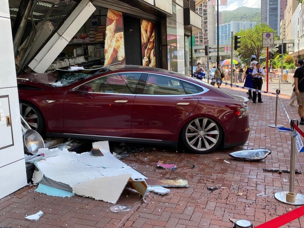 Tesla Model S Tabrak Toko Roti di Hong Kong, Pengemudi dan Karyawan Toko Luka Ringan