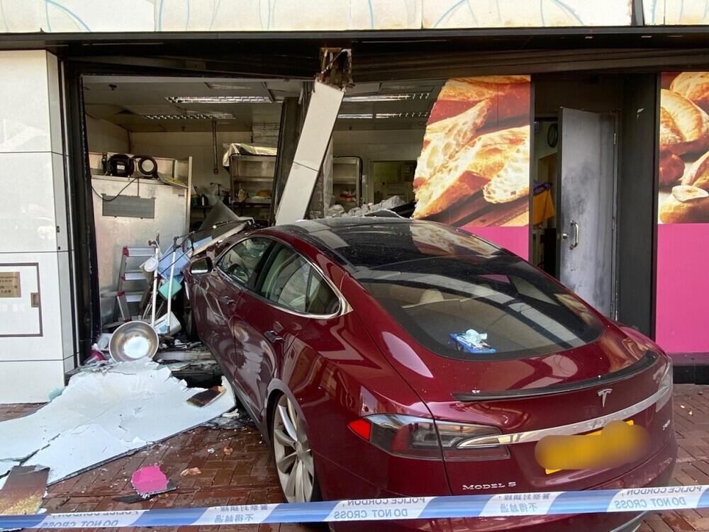 Tesla Model S Tabrak Toko Roti di Hong Kong, Pengemudi dan Karyawan Toko Luka Ringan