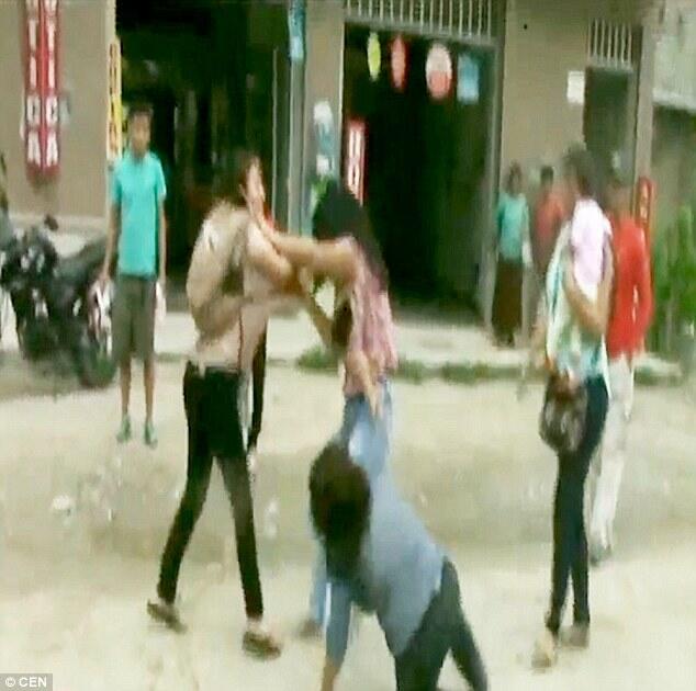 Iri: Wanita ini tega mencakar wajah temannya sendiri karena dianggap terlalu cantik