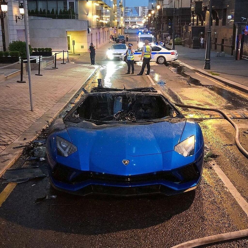 Lamborghini Aventador S Sewaan Terbakar di Moskow di Malam Minggu, Pengemudi Selamat