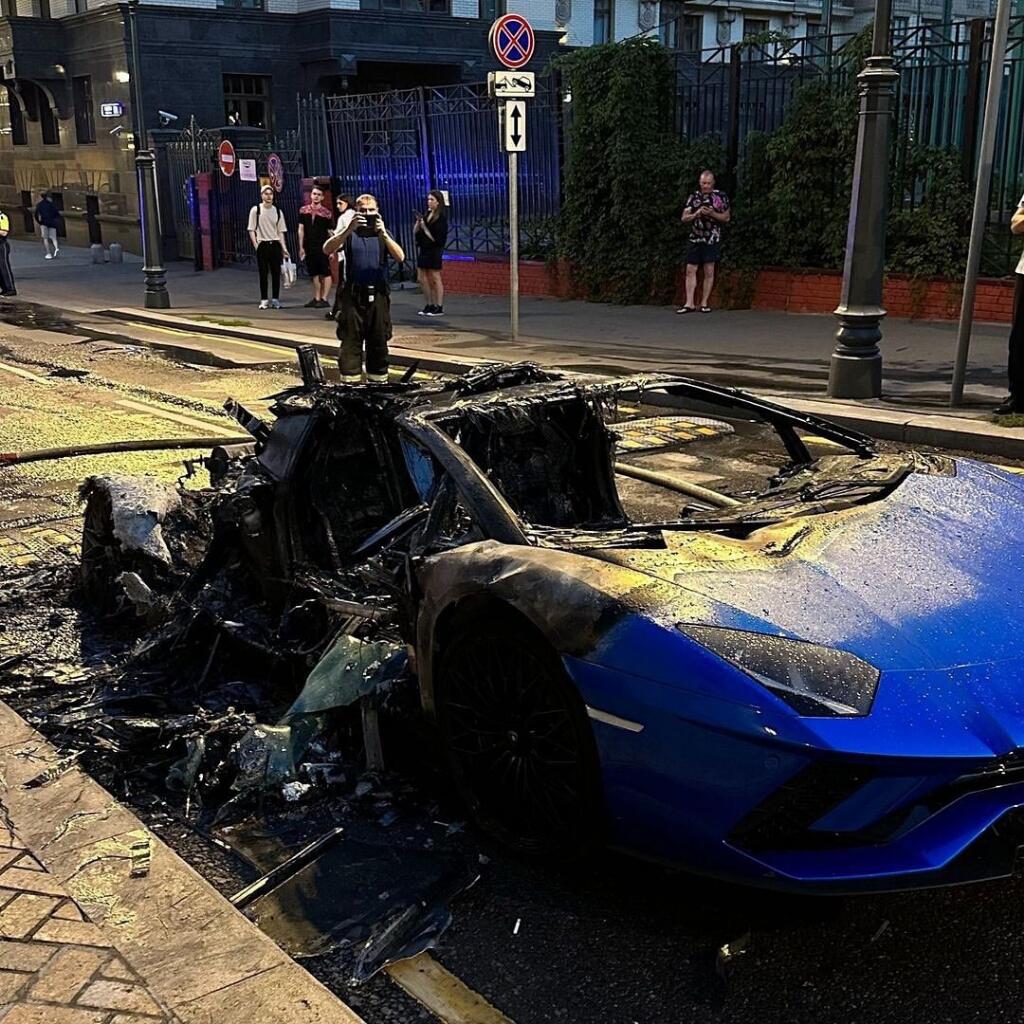 Lamborghini Aventador S Sewaan Terbakar di Moskow di Malam Minggu, Pengemudi Selamat