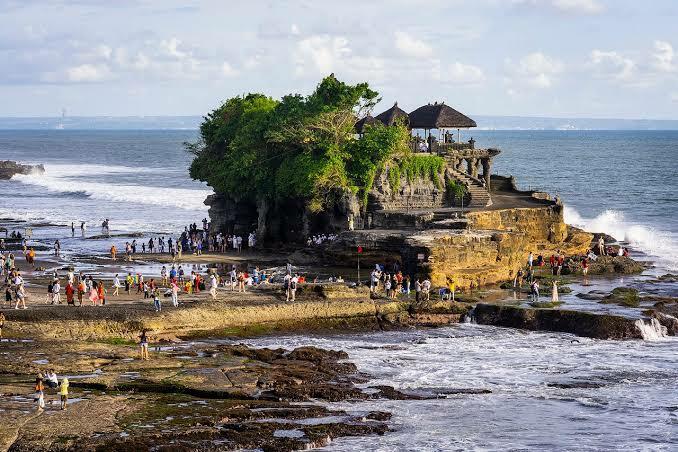 Viral Bule Jadi Pemandu Wisata di Bali, Warganet Geram! Emang Gak Boleh?