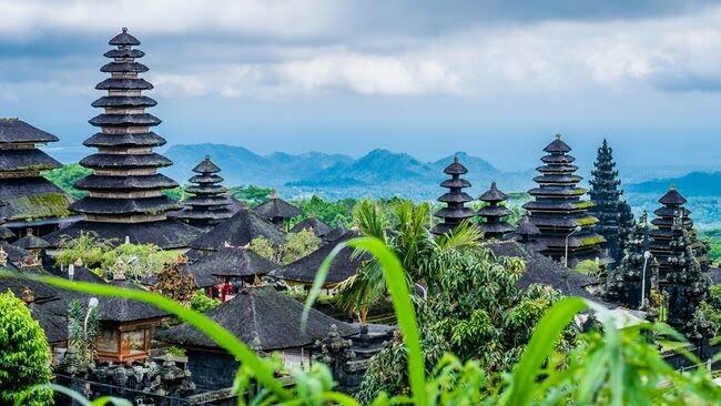 Viral Bule Jadi Pemandu Wisata di Bali, Warganet Geram! Emang Gak Boleh?