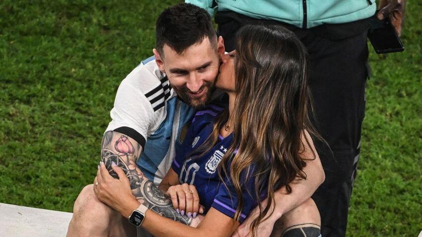 Kejadian Lucu - Saat Istri Lionel Messi Nyaris Salah Cium Orang!