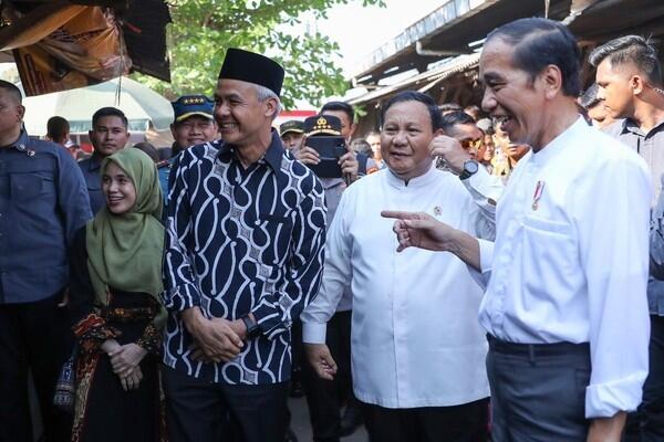 Kala Jokowi Tunjuk Ganjar di Depan Prabowo, Warga Teriak 'Presiden'