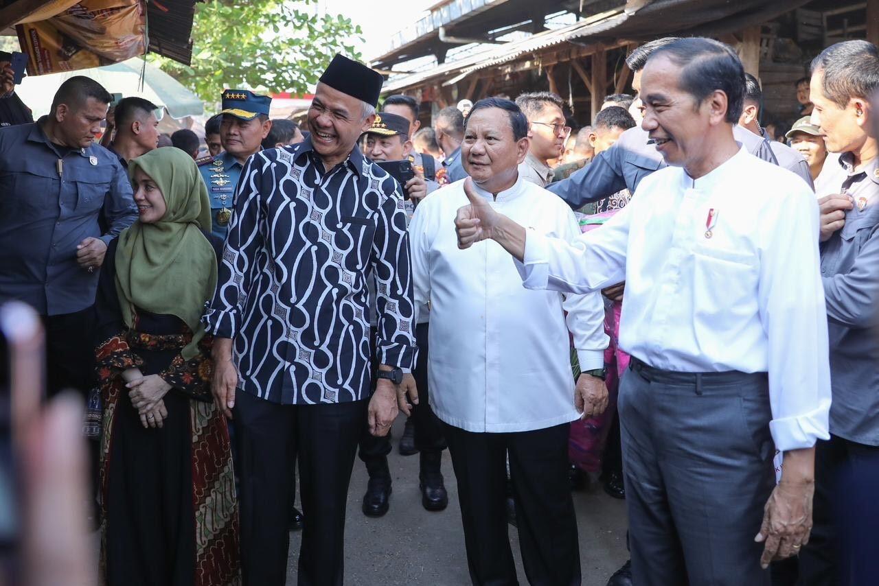 Kala Jokowi Tunjuk Ganjar di Depan Prabowo, Warga Teriak 'Presiden'