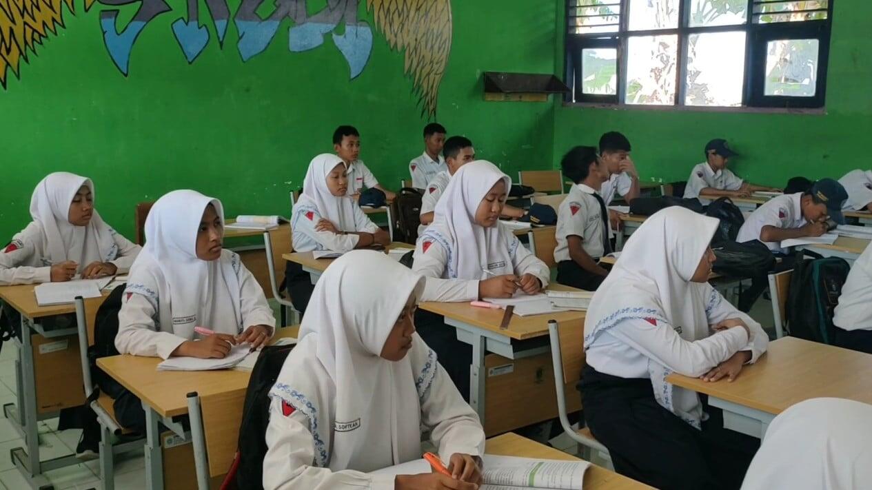 Kontroversi Guru SMP Botaki 19 Siswi Gara-gara Ciput, Wajarkah? &#91;Kompetisi KGPT&#93;