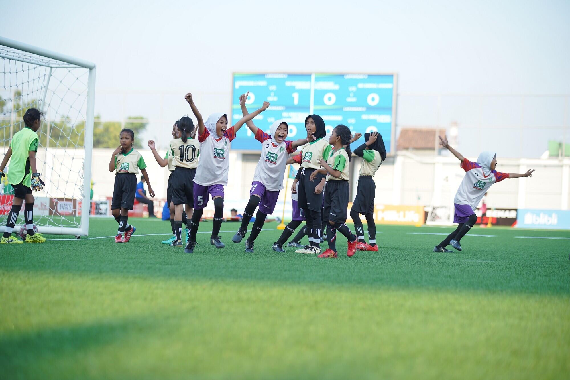 Ribuan Siswi Madrasah Ibtidaiyah dan SD Ikuti MilkLife Soccer Challenge 