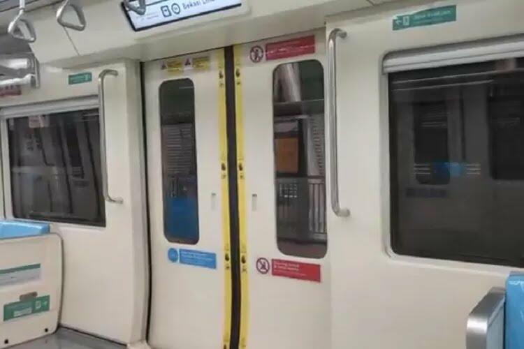 Viral Pintu LRT Terlalu Pendek dan Menyusahkan Orang Tinggi! Begini Penjelasan KAI!