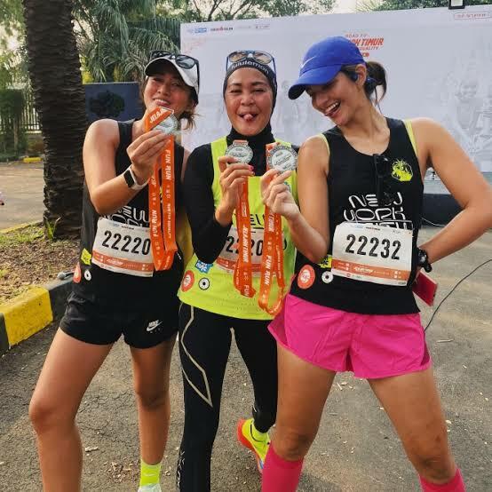 Inspiratif! 10 Potret Nia Ramadhani Mengikuti Half Marathon di Bali, Kayak Boneka